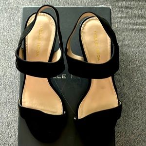 Open toe with single strap across the vamp.